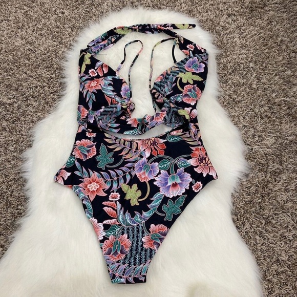 NWT $78 Raisins Puerto Vallarta One Piece
Bathing Suit Floral Print Boho Medium - Picture 5 of 13